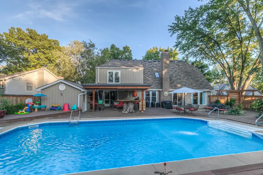 Large Spacious Home with Pool - Perfect place for Entertaining! Prime Location! - Image 1