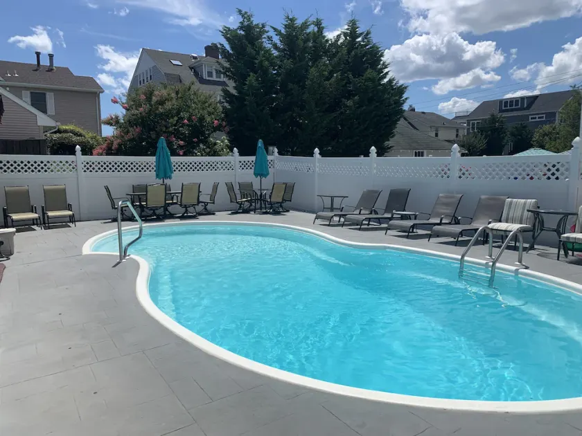 FABULOUS BEACH HOUSE- 7 Bedrooms,Heated Pool,12 BeachBadges,9 Car Driveway - Image 1