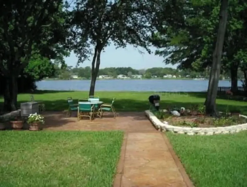 LAKEFRONT HOME NEAR ALL ATTRACTIONS - Image 1