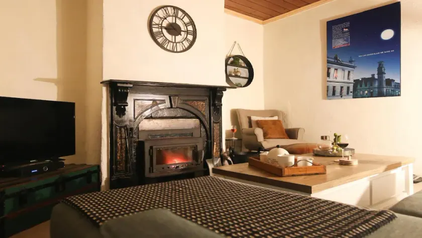 Gladstone House Beechworth - Image 1