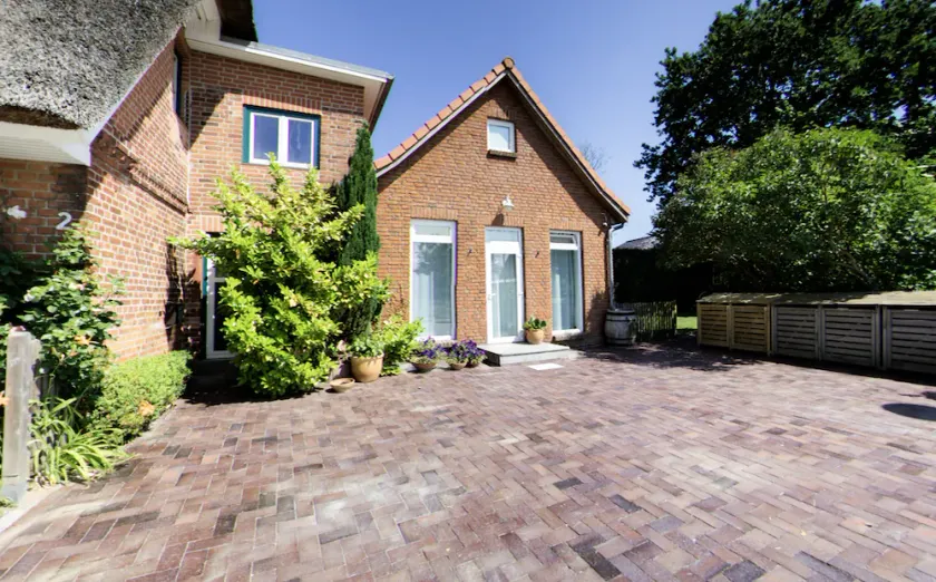 Vacation home with large garden, children welcome - Image 1