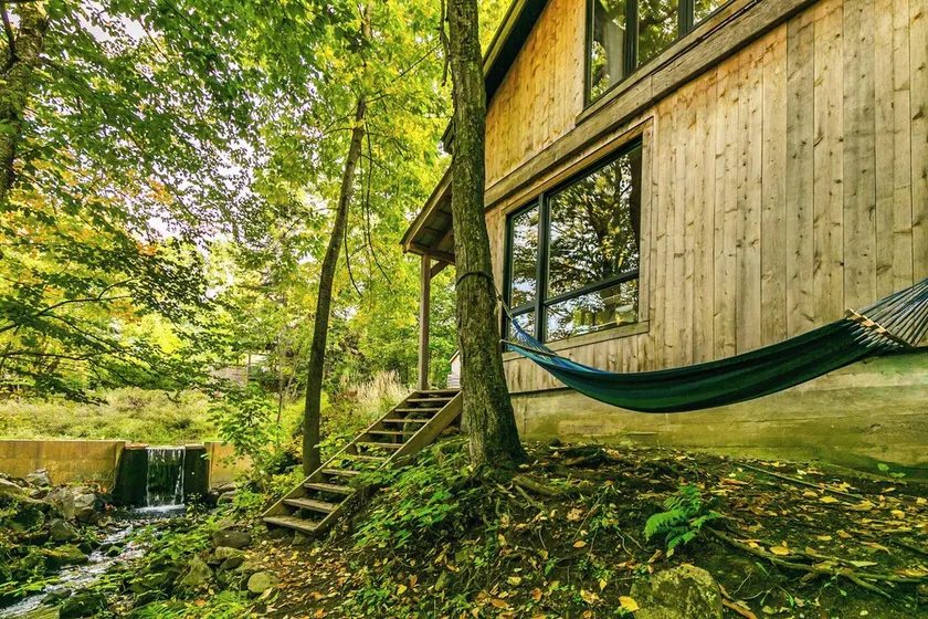 Le 14 Chalets Howard - Spa-Shower-Hammock-Bromont - Image 1