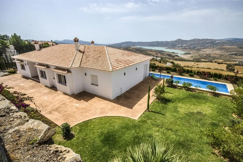 VILLA AVEC VUE SUR LE LAC, PISCINE PRIVÉE ET PARKING À 30 MIN DE LA PLAGE - Image 1
