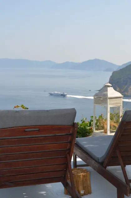 Cozy Traditional Home with Magnificent Sea Views & Garden - Image 1