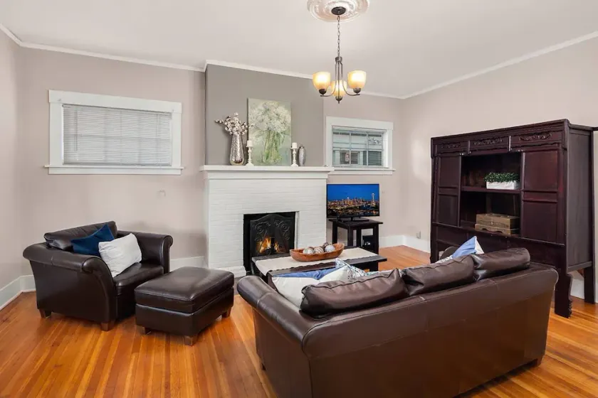 Spacious Charming Craftsman Seattle Apartment - Image 1