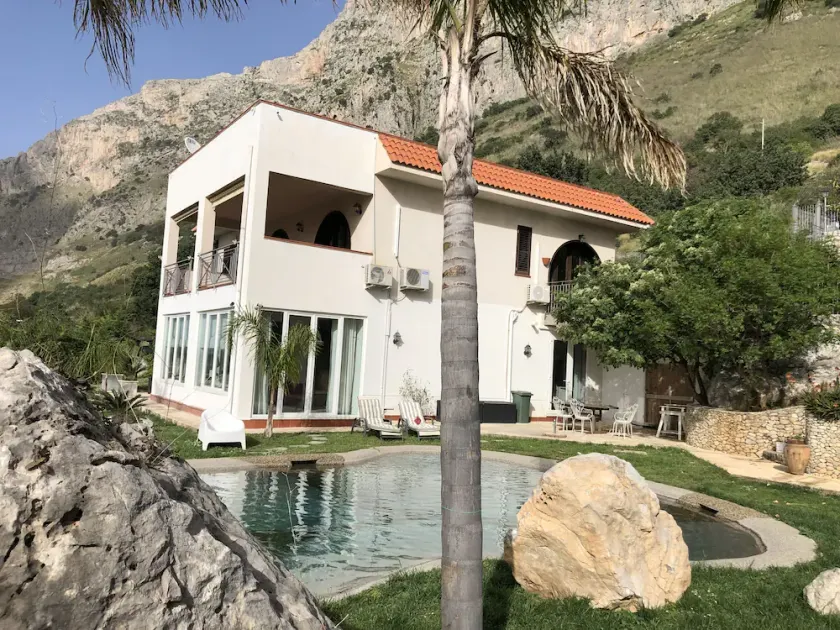 Villa mellem hav og bjerg med privat pool og havudsigt med privat pool - Image 1