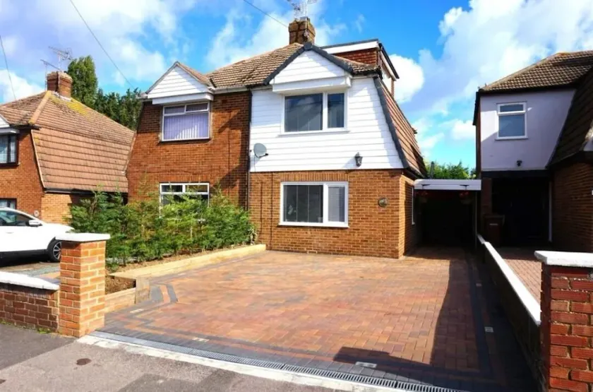 Lovely Family Home in Rainham. A home away from home, a perfect choice for stays - Image 1
