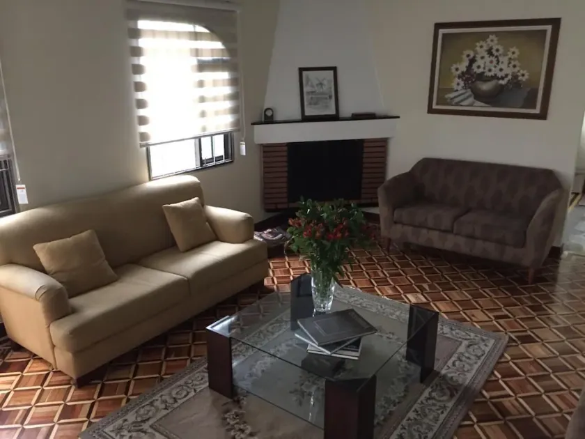Bright House Rooms 10 mins from the Airport - Image 1