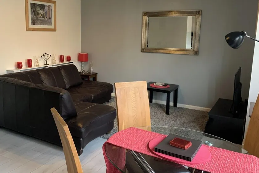 2-Bed Apartment - Sleeps 4 & Parking - Image 1