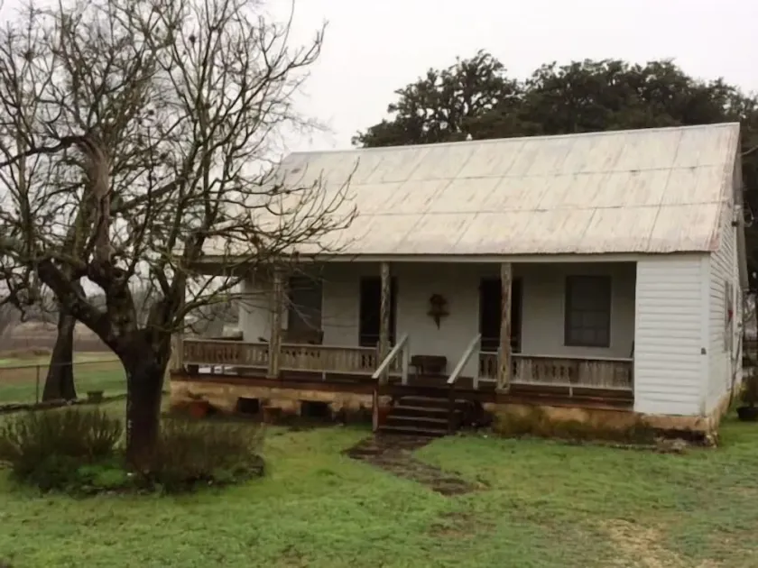 Enjoy Country Living at it's best.  Located a short distance from San Antonio - Image 1
