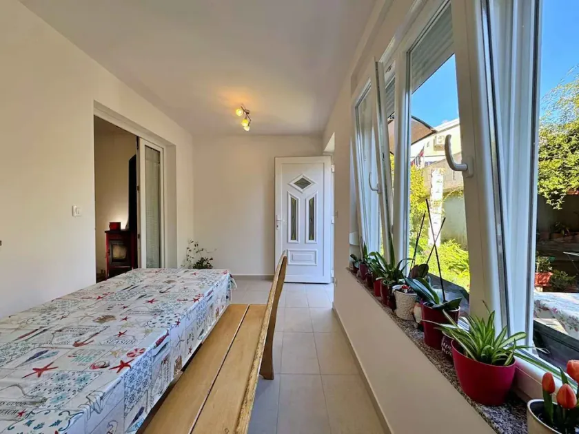 Holiday apartment with terrace and barbecue facilities - Image 1