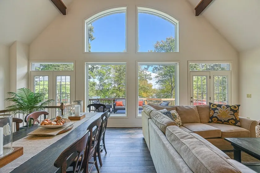 Beautiful lakefront home with fireplace, deck, central AC, & washer/dryer - Image 1
