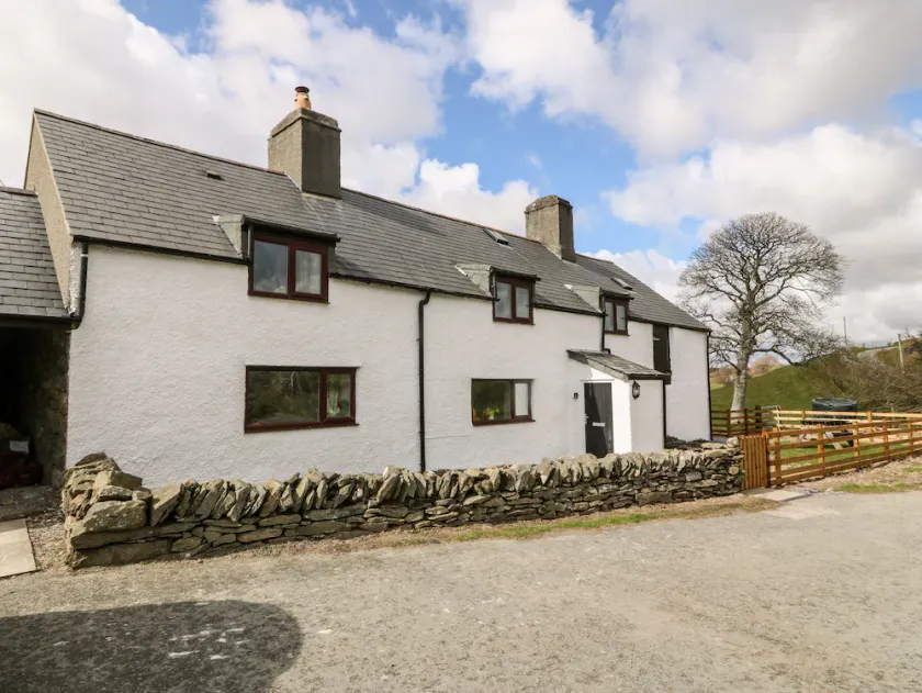ORSEDD WEN FARMHOUSE, pet friendly, with open fire in Betws-Y-Coed - Image 1