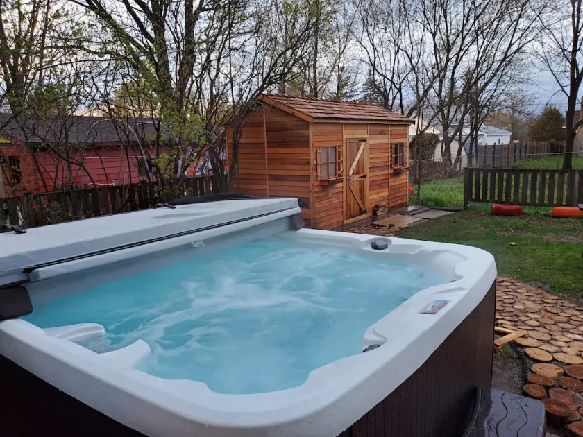 Georgian Bay Cottage- Hot Tub/Sauna/Trail/Run/Bike/Swim//Marina! - Image 1