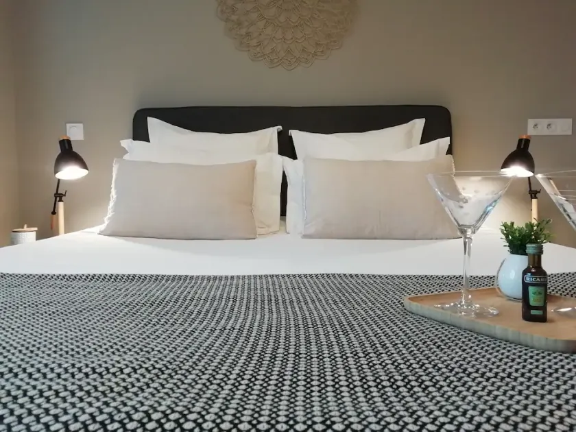 Studio apartment hotel, terrace, swimming pool, parking Aix en Pce - classified 3 stars - Image 1
