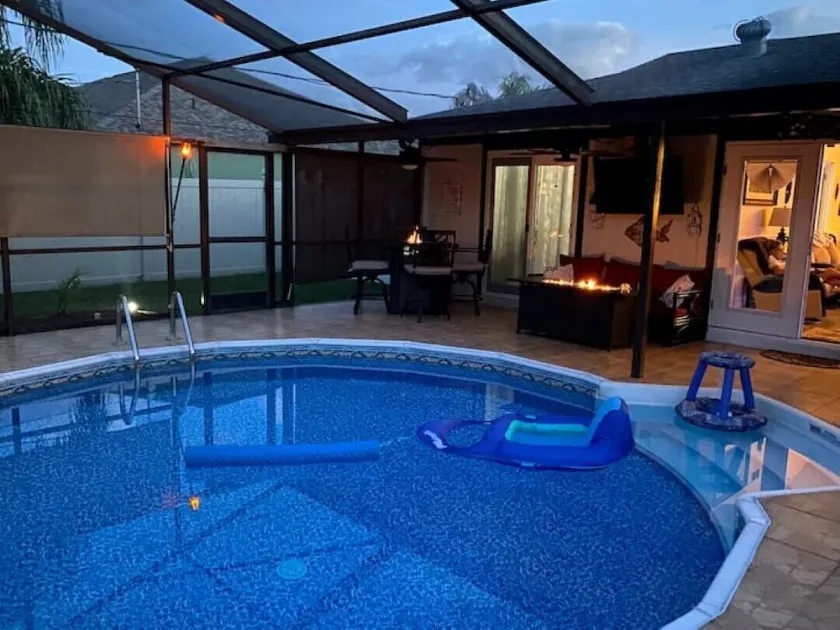 Cozy home complete with pool and outdoor living - Image 1