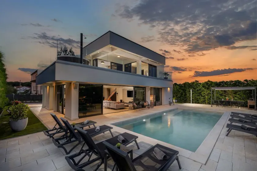 Villa Zorina, piscina riscaldata 45 m2, Jacuzzi e sauna parcheggio privato bbq - Image 1