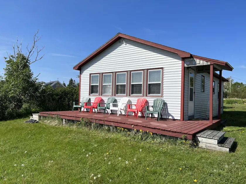 Cozy cottage, steps from the beach. - Image 1