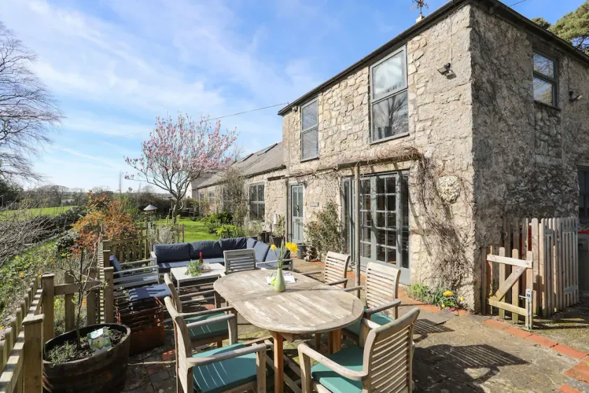 PLAS ELYN, pet friendly, luxury holiday cottage in Beaumaris - Image 1