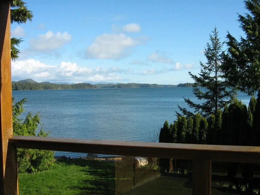 Tofino Water Front Home Hot Tub, plage, flotteur privé - Image 1