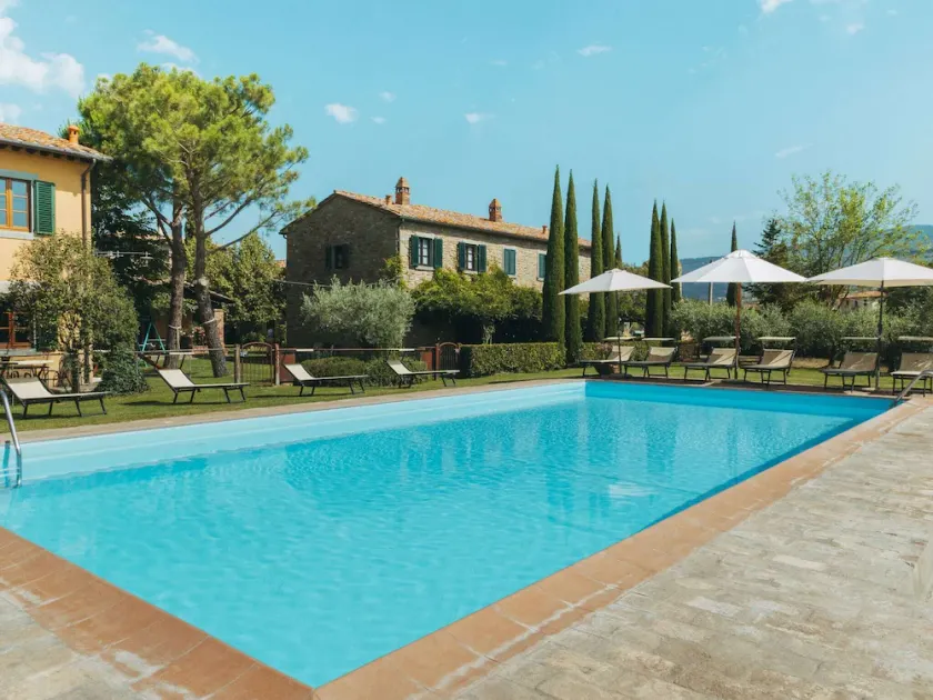 Farmhouse with private terrace, garden and pool, overlooking the town of Cortona - Image 1