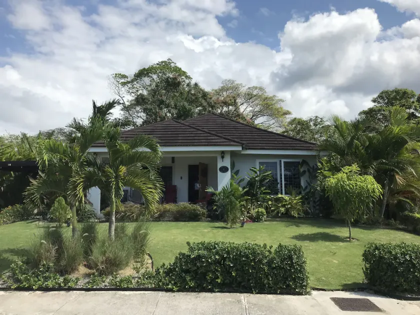 Sweet Oasis - gated with 24/hr security/ swimming pool/ free access to beach - Image 1