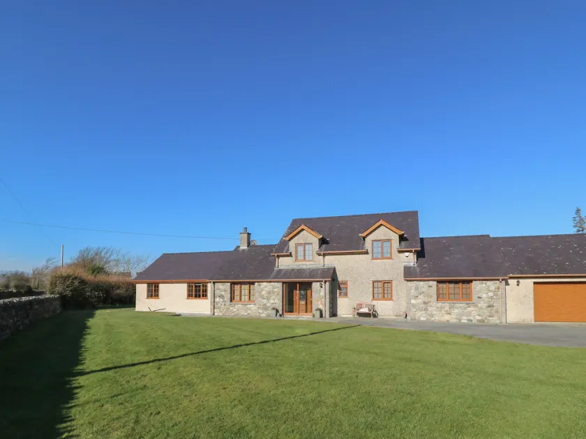 AFON RHOS BACH, romantic, with a garden in Llanrug - Image 1