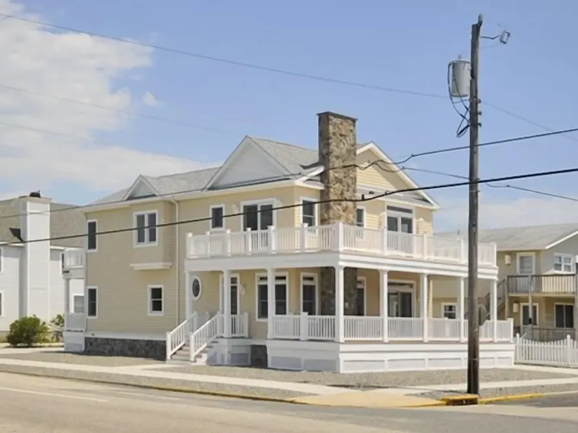 Beautifully furnished, this 6 bedroom, 5 bath house is ready for you to enjoy and just 1.5 blocks to the beach. - Image 1