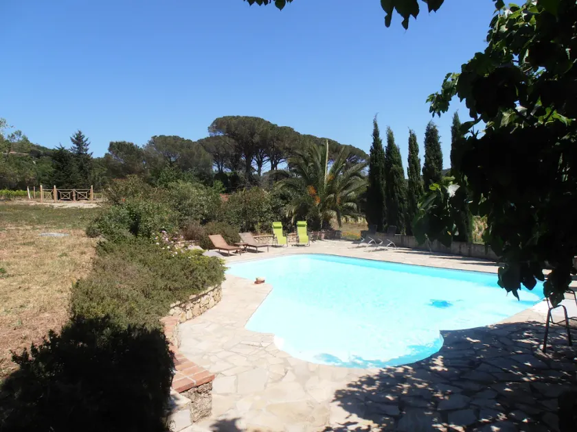 Traditionel provencalske stenvilla beliggende midt i vinmarkerne - Image 1
