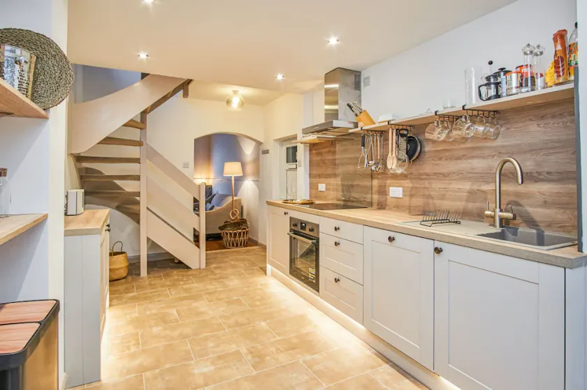 Insignia -  Townhouse that sleeps 6 guests in 3 zip and link bedrooms - Image 1