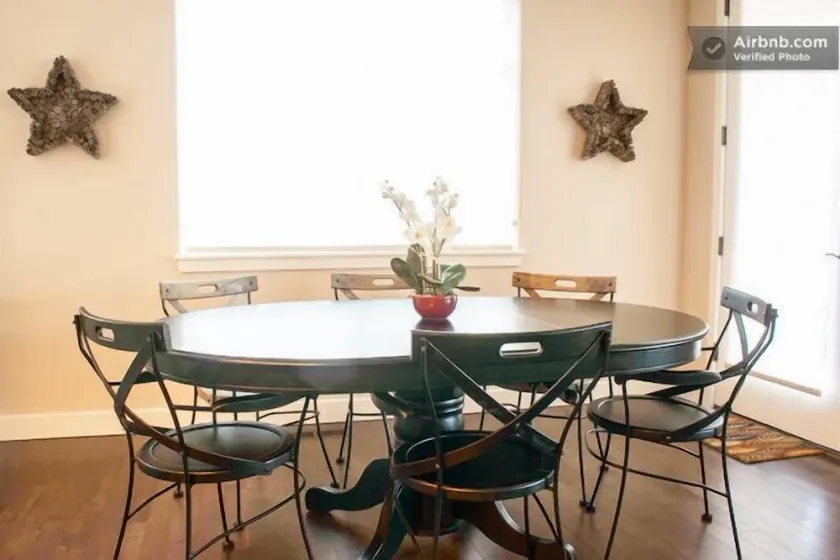 Lichtdurchflutete 5BR w / Gameroom & Hot Tub in der Nähe von Fahrradwegen, Golf, Ski, Innenstadt - Image 1