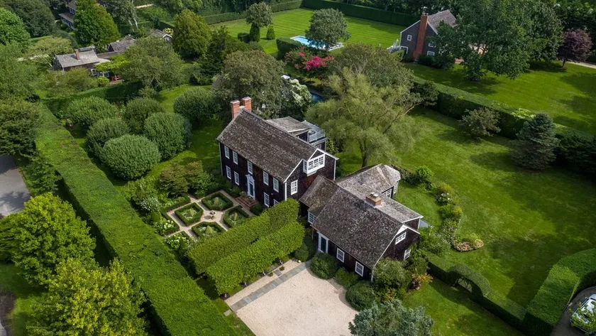 Nouvelle inscription: Domaine conçu par un architecte dans le quartier historique de Sagaponack, parfaitement isolé avec jardins et piscine - Image 1