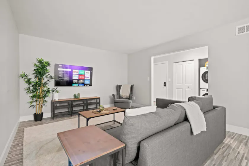 Spacious & Stylish Stay in Rochester, Prime Spot - Image 1