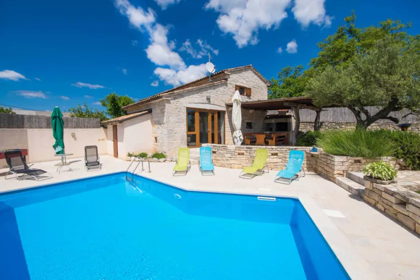 Fully fenced, private pool, completely air-conditioned, pet friendly - Image 1