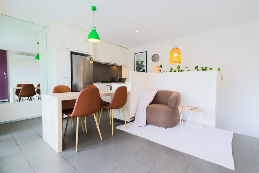 Kensington petite apartment w/direct street access - Image 1