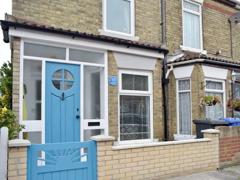 2 bedroom accommodation in Pakefield, near Lowestoft - Image 1