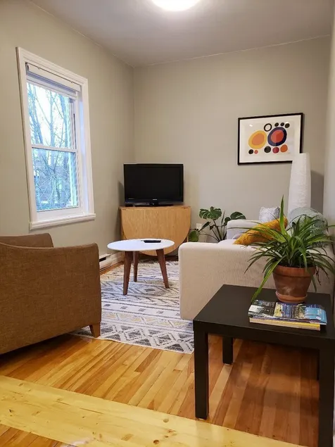 Bright and cozy newly renovated space - 2 bedroom with an extra futon bed - Image 1