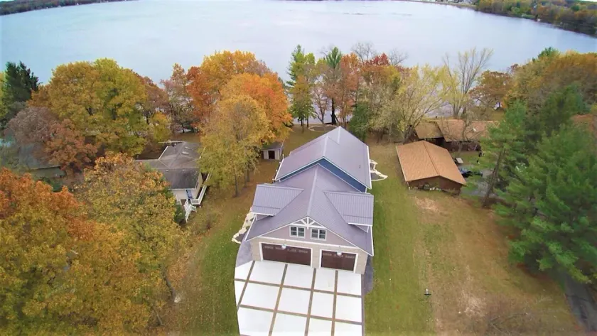 Spacious, Newly Constructed, Lake House - Image 1