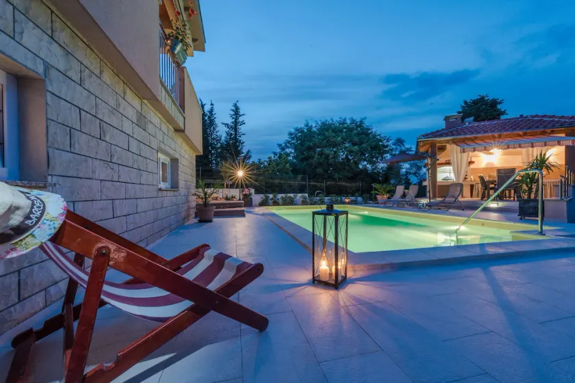 Family-friendly apartments with swimming pool Sutomiscica, Ugljan - 13872 - Image 1