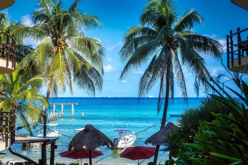 Oceanfront condo on beach w hot tub! Minutes walk to restaurants & bars! 2pools - Image 1