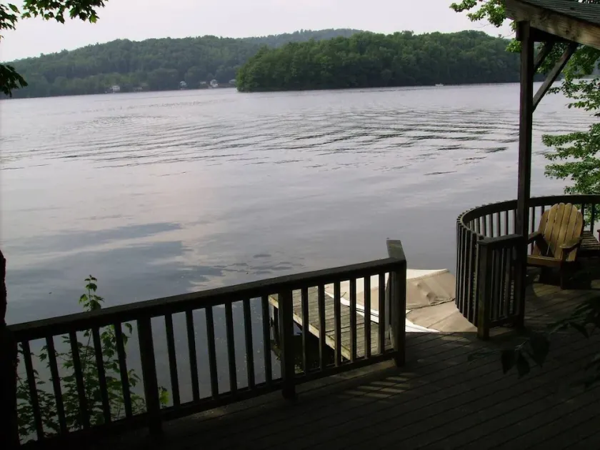 Expansive Lakehouse with Jacuzzi - Image 1