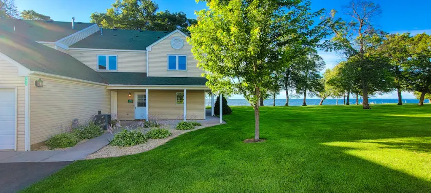 Peaceful End-Unit With Panoramic Lake Views! Perfect For All Seasons! - Image 1