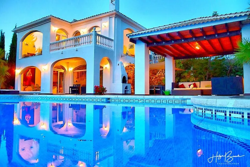 Villa Axarquia – Havudsigt til Málaga, opvarmet pool, 300 Mbps Wi-Fi, EV-oplader - Image 1