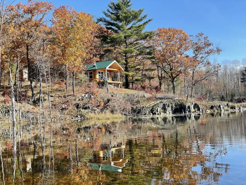 Romantic cottage on private lake - Image 1