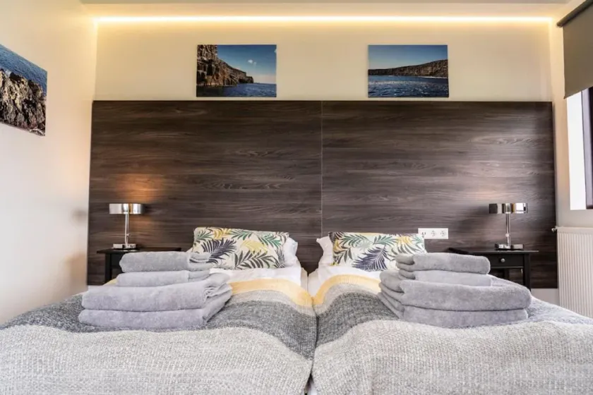Black Beach Guesthouse - Image 1