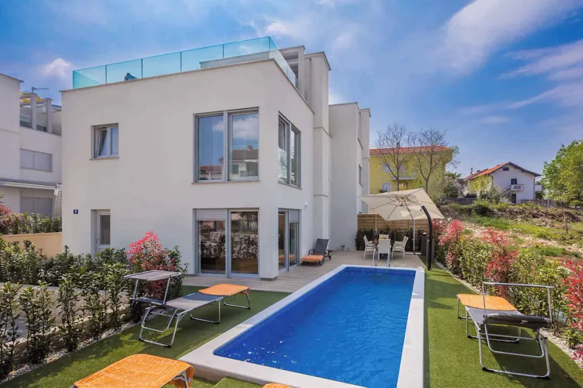 Villa mit Pool im Zentrum von Malinska - Image 1
