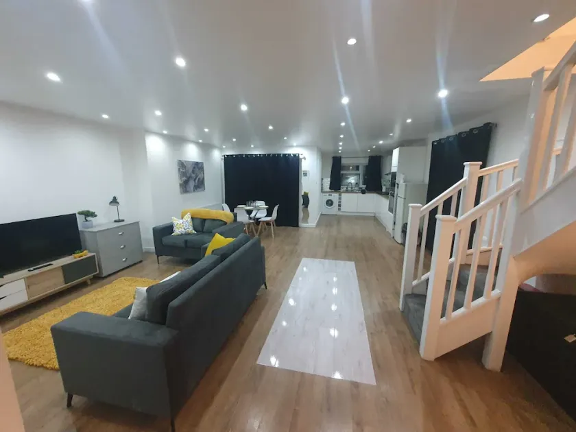Luxury 5 - Spacious Contractor's Delight with 4 Bedrooms and Ample Driveway Parking - Image 1