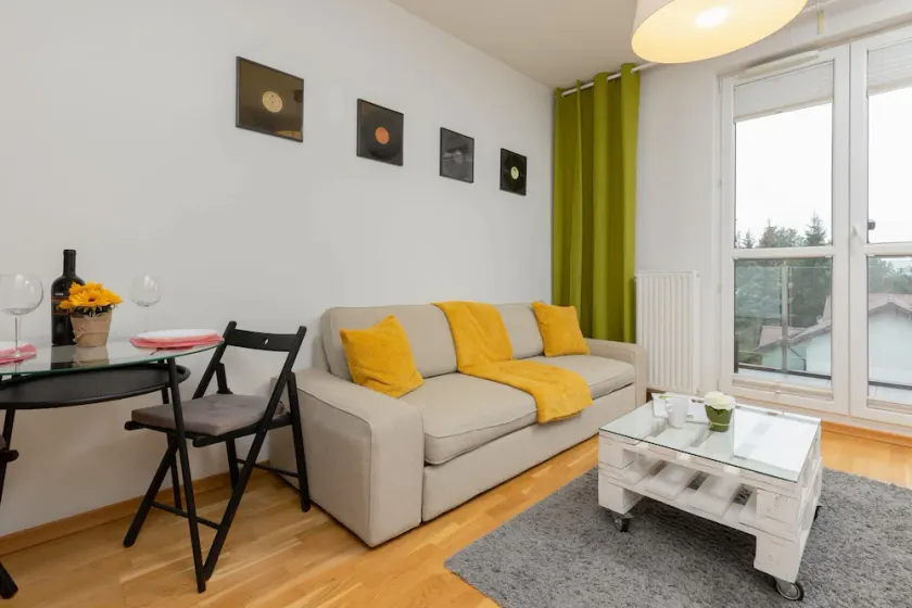 Bright Apartment with Balcony | 15 min to Metro - Image 1
