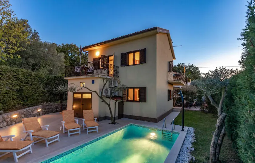 Preciosa casa en Soline - Image 1