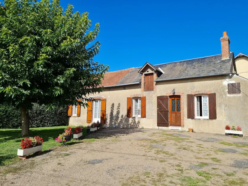 Independent house with enclosed yard 1km from village - Image 1